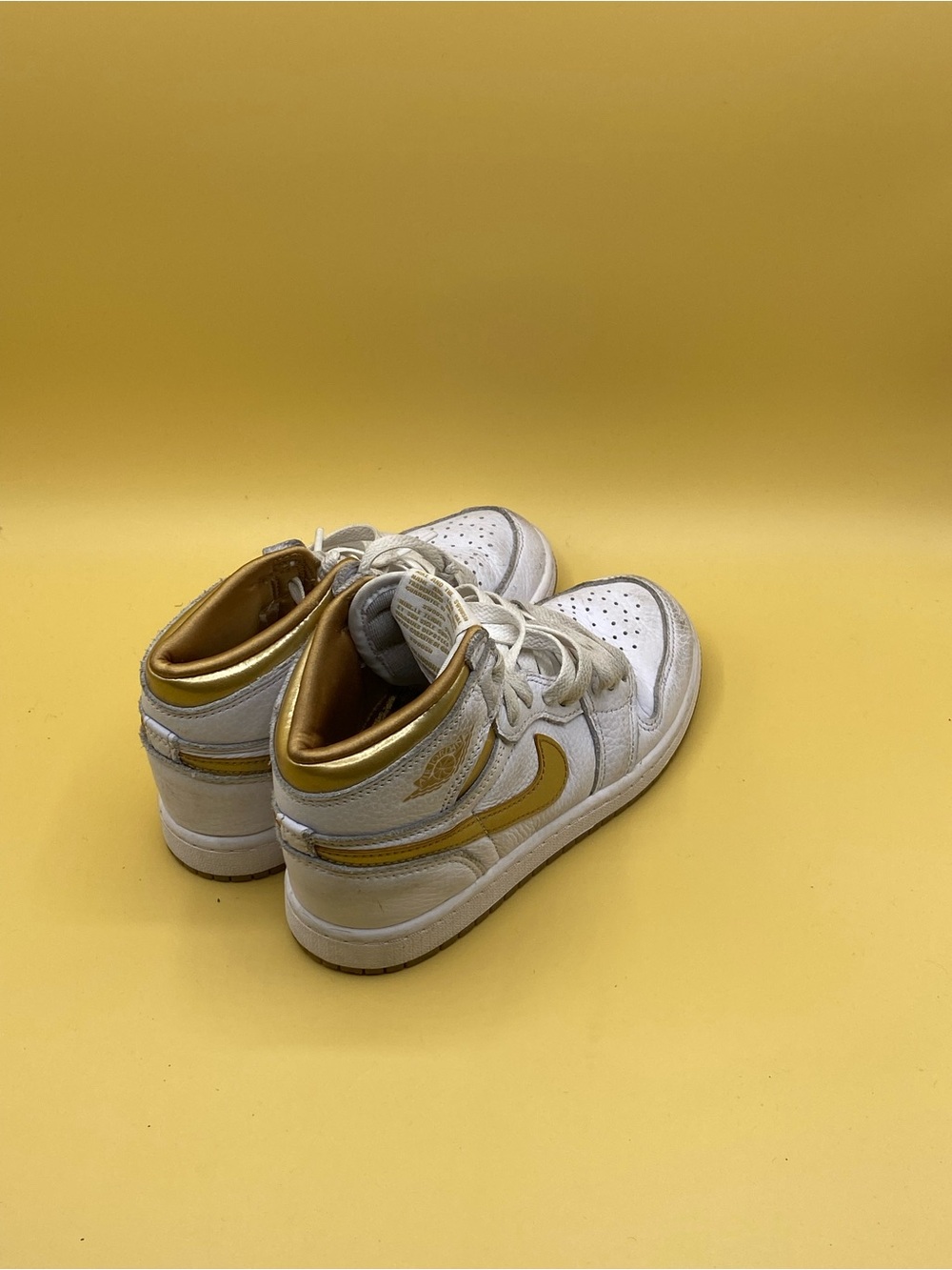 Nike Air Jordan 1 Retro High OG sneakers in a White and Metallic Gold - Picture 4 of 4